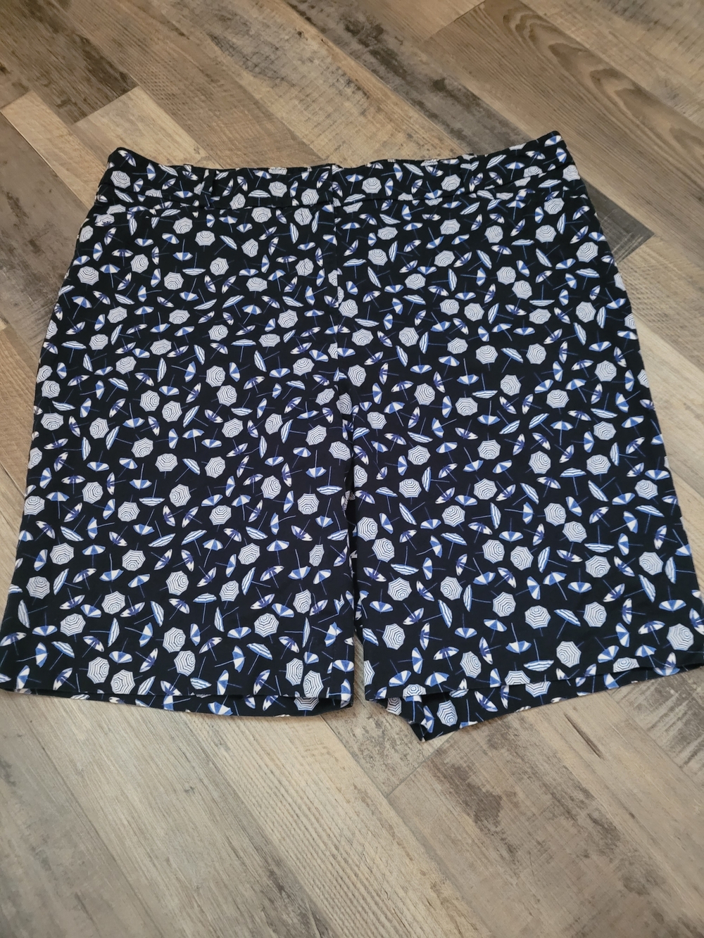 Talbots Size 16 Navy White Bermuda Shorts Beach Umbrella Coastal Print